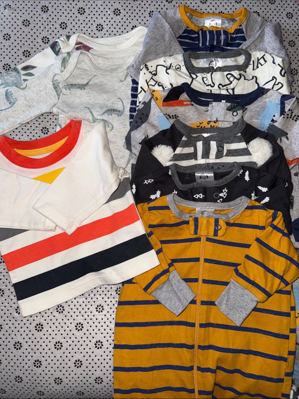 🛍 BUNDLE OF 9 ( 3 Tops and 6 Sleepers Little boys 🛍